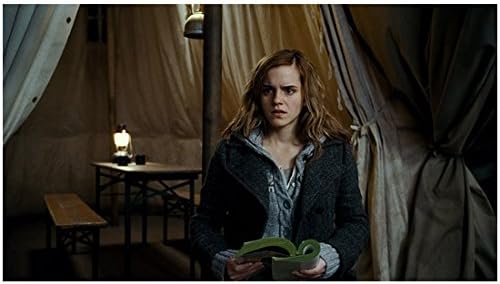 Harry Potter Photo 8 inčni x 10 inčni fotografija Emma Watson izgleda zbunjeno dok drži knjigu izvan šatora KN
